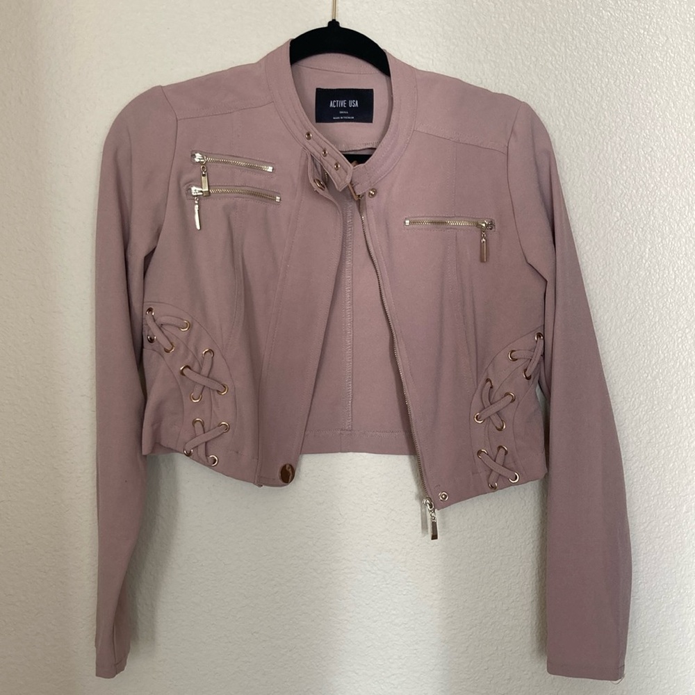 Cropped buckle jacket